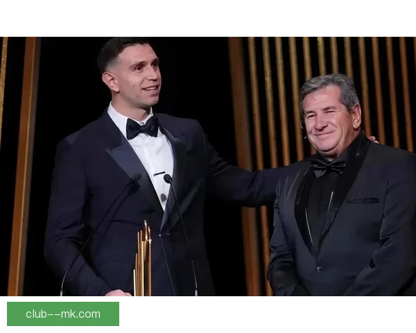 阿斯顿维拉门将大马丁世界杯庆祝动作引发金球奖现场嘘声